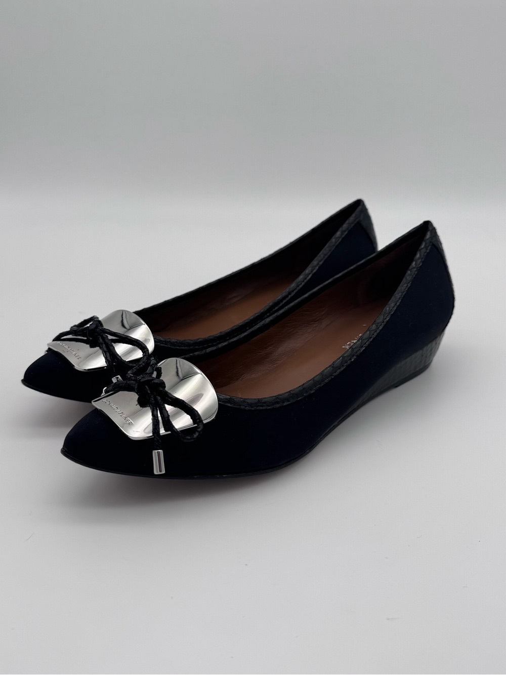 Donald Pliner Black Pointed Toe Silver Plate Bow Low Wedge Flats Size 7 - Picture 3 of 12